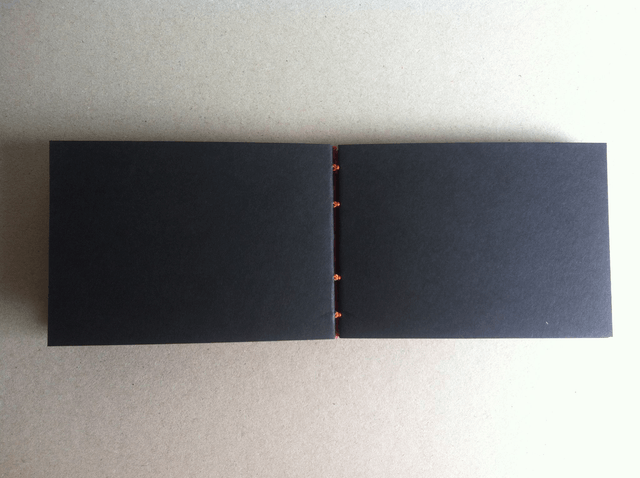 Carnet de croquis, pages noires - Rouge à motifs
