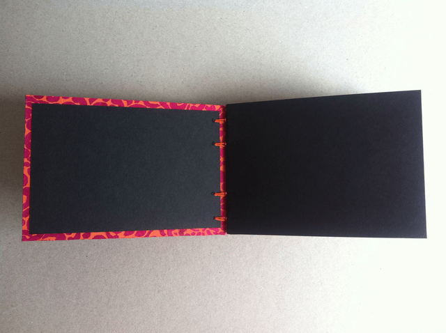 Carnet de croquis, pages noires - Rouge à motifs