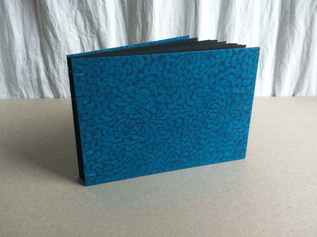 Carnet de croquis, pages noires - Bleu à motifs