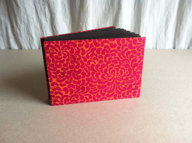 Carnet de croquis, pages noires - Rouge à motifs